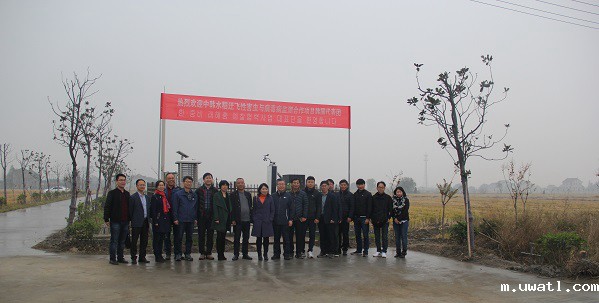 点点电脑副总经理朱旭华(左二)为考察团一行详细介绍了水稻病虫害绿色防控设备 点点电脑副总经理朱旭华(左二)为考察团一行详细介绍了水稻病虫害绿色防控设备