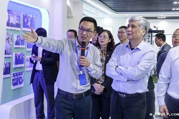 全国人大常委会副委员长丁仲礼莅临点点电脑考察调研