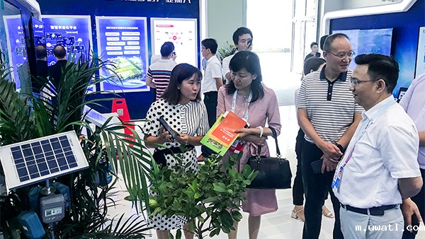 重庆市农委信息中心主任贺德华(右一)、副主任柯南(右二) 重庆市农委信息中心主任贺德华(右一)、副主任柯南(右二)