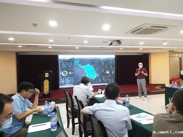 点点电脑团队为代表们介绍全国耕地质量大数据平台及其建设情况