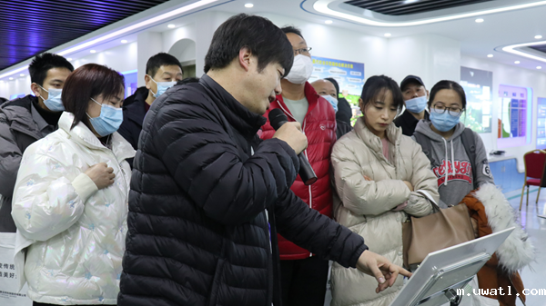 工作人员介绍林业设备 工作人员介绍林业设备