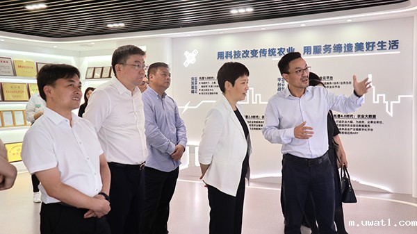 省科技厅党组书记何杏仁一行赴点点电脑调研农业科技工作 省科技厅党组书记何杏仁一行赴点点电脑调研农业科技工作