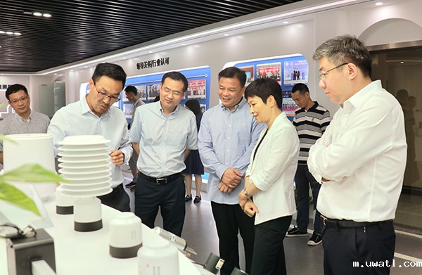 省科技厅党组书记何杏仁一行赴点点电脑调研农业科技工作 省科技厅党组书记何杏仁一行赴点点电脑调研农业科技工作