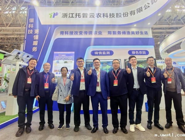 1729932771164356.jpg 全国农业技术推广服务中心节水处处长吴勇(左四)、副处长钟永红(左三),山西省耕地质量监测保护中心张武云(左二),甘肃省耕地质量建设保护总站站长郭世乾(右四)一行莅临点点电脑展位_副本.jpg